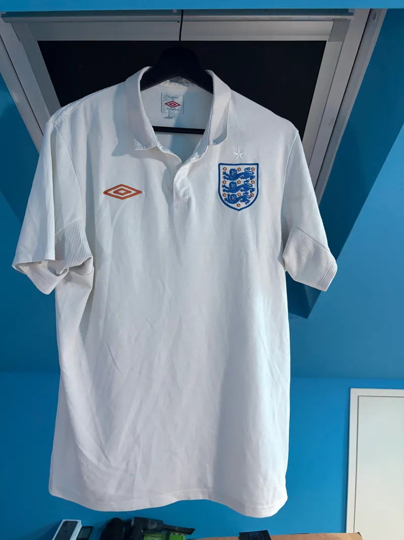 England 2009/10 Home Shirt – Medium
