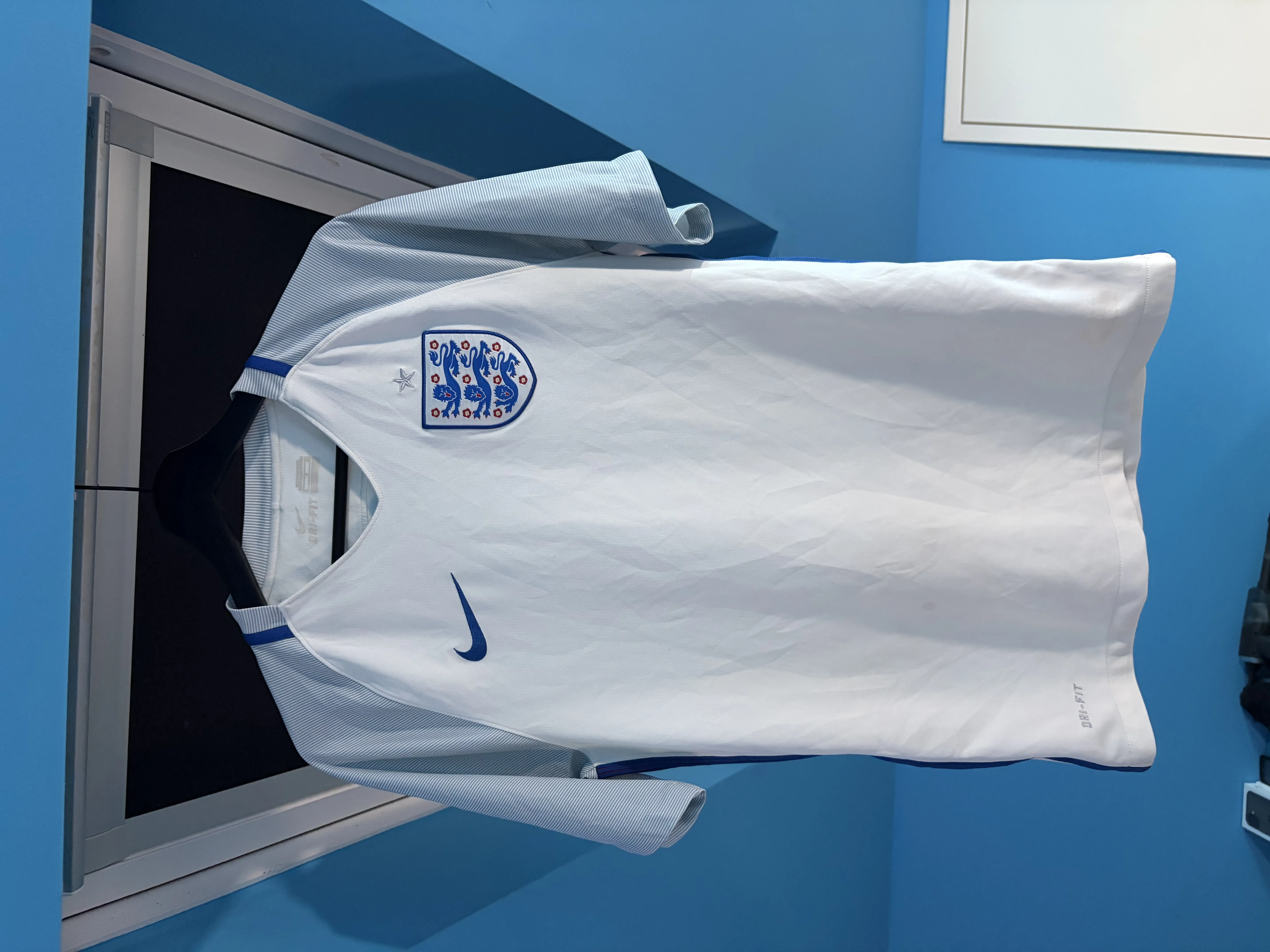 England 2016/17 Home Shirt – Small