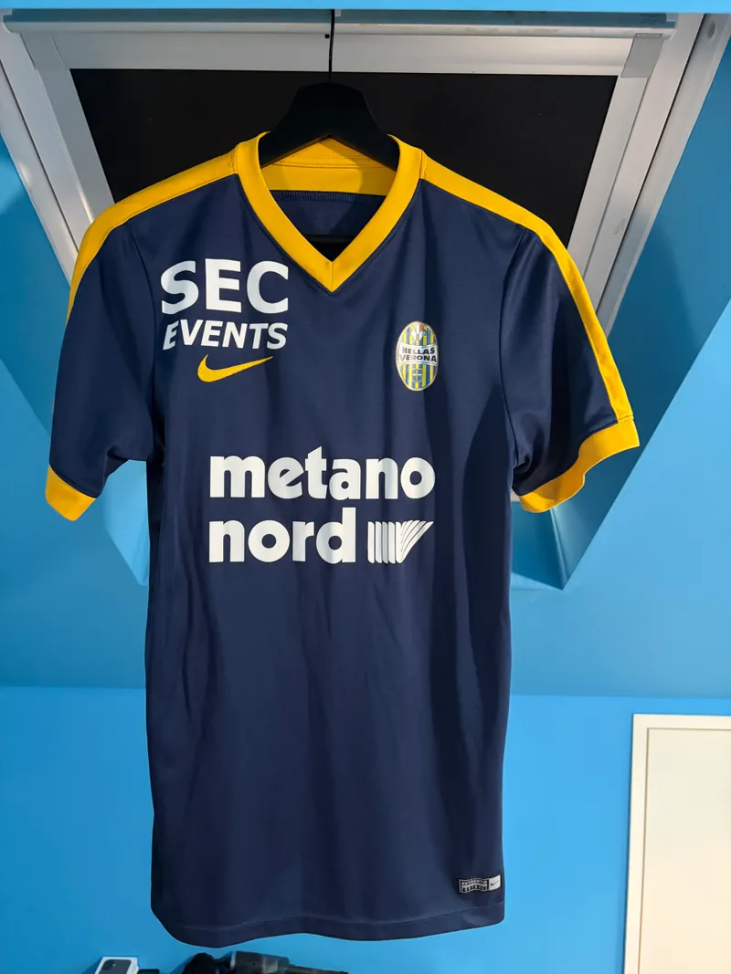 Hellas Verona 2017/18 Home Shirt – Small