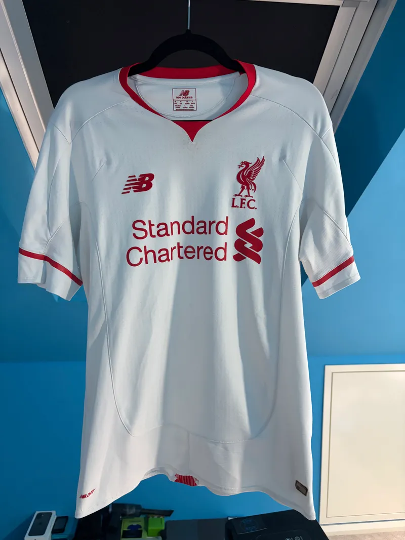Liverpool 2015/16 Away Shirt – Medium
